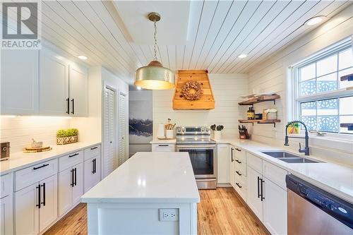 18 Kirton Court, Riverview, NB - Indoor Photo Showing Kitchen With Double Sink With Upgraded Kitchen