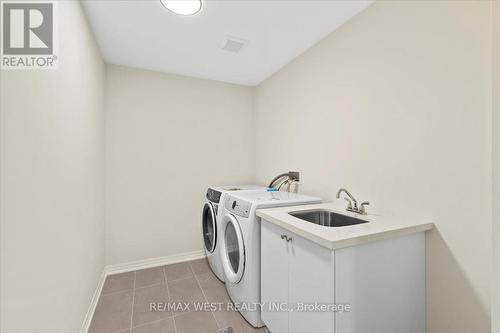 23 Ed Ewert Avenue, Clarington, ON - Indoor Photo Showing Laundry Room