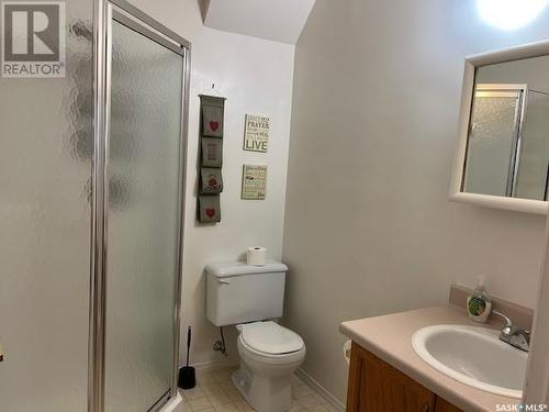101 102 1St Avenue, Caronport, SK - Indoor Photo Showing Bathroom