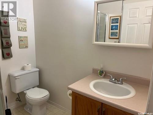 101 102 1St Avenue, Caronport, SK - Indoor Photo Showing Bathroom