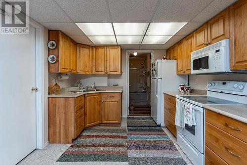 4086 Barnes Drive, Prince George, BC - Indoor Photo Showing Kitchen With Double Sink