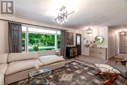 70 Faubert Drive, Chatham, ON - Indoor Photo Showing Living Room