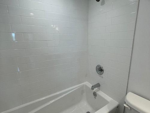 Salle de bains - 503-85 Av. Brittany, Mont-Royal, QC 