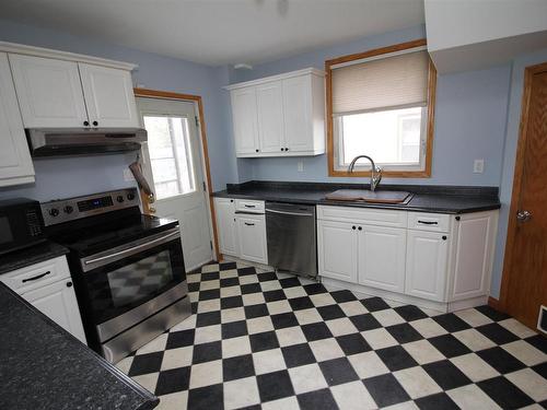 92 Secord Street, Thunder Bay, ON - Indoor Photo Showing Kitchen