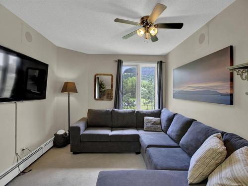1194 Mountain Road, Thunder Bay, ON - Indoor Photo Showing Living Room