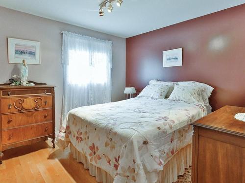 Chambre Ã Â coucher - 32 Rue Roy, Saint-Roch-De-L'Achigan, QC - Indoor Photo Showing Bedroom