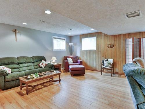 Family room - 32 Rue Roy, Saint-Roch-De-L'Achigan, QC - Indoor Photo Showing Living Room