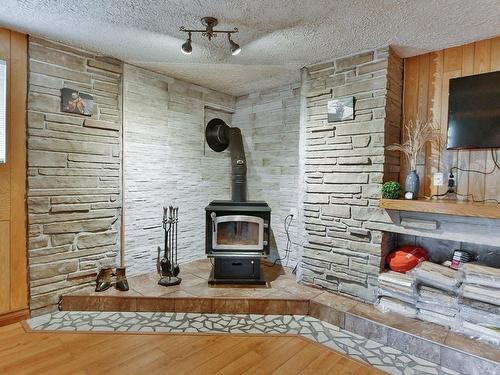 Family room - 32 Rue Roy, Saint-Roch-De-L'Achigan, QC - Indoor With Fireplace