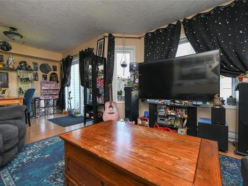 B-4665 Valecourt Cres, Courtenay, BC - Indoor Photo Showing Living Room