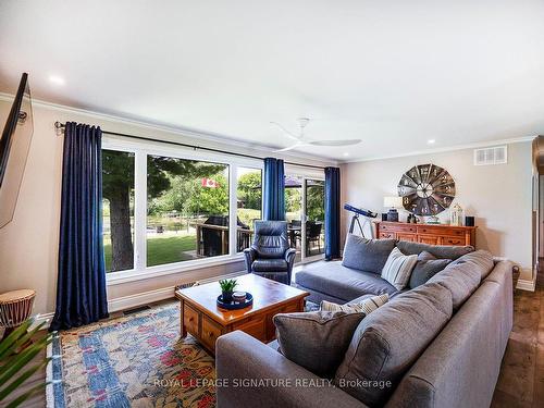 14 Maple Grove Rd, Kawartha Lakes, ON - Indoor Photo Showing Living Room