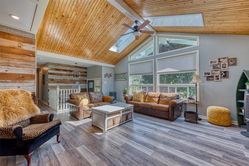 4446 Cedar Hill Road, Falkland, BC - Indoor Photo Showing Living Room