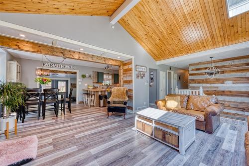 4446 Cedar Hill Road, Falkland, BC - Indoor Photo Showing Living Room