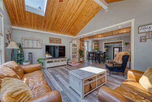 4446 Cedar Hill Road, Falkland, BC - Indoor Photo Showing Living Room