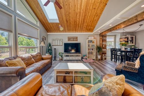 4446 Cedar Hill Road, Falkland, BC - Indoor Photo Showing Living Room