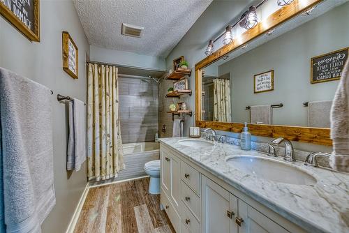 4446 Cedar Hill Road, Falkland, BC - Indoor Photo Showing Bathroom