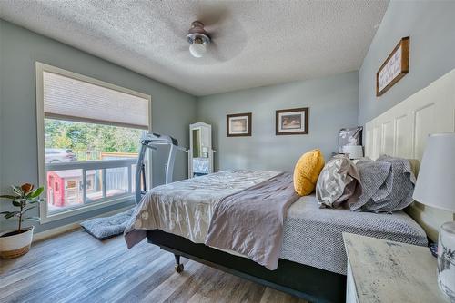 4446 Cedar Hill Road, Falkland, BC - Indoor Photo Showing Living Room