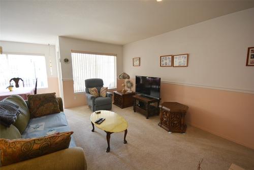 308-374 Winnipeg Street, Penticton, BC - Indoor Photo Showing Living Room