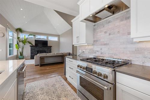 5590 Trestle Ridge Court, Kelowna, BC - Indoor Photo Showing Kitchen With Upgraded Kitchen