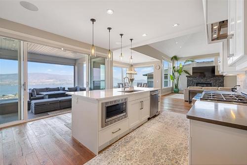 5590 Trestle Ridge Court, Kelowna, BC - Indoor Photo Showing Kitchen With Upgraded Kitchen