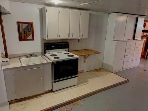 Kitchenette - 107 Boul. Gérard-D.-Levesque, New Carlisle, QC - Indoor Photo Showing Laundry Room