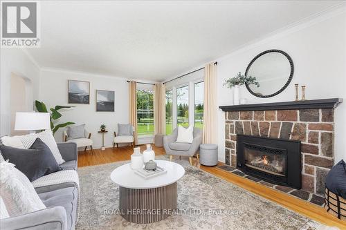 316 Angeline Street S, Kawartha Lakes, ON - Indoor Photo Showing Dining Room