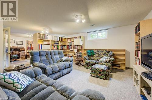 34 Jadestone Court, Kitchener, ON - Indoor Photo Showing Living Room