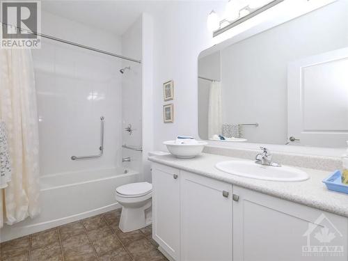 Guestroom & main 4-peice bathroom - 40 Tom Gavinski Street, Arnprior, ON - Indoor Photo Showing Bathroom