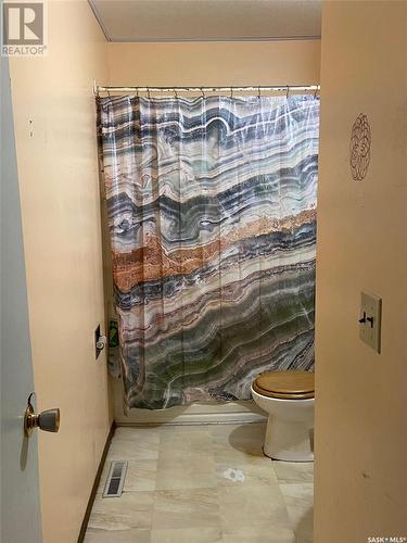 319 1St Avenue, Quinton, SK - Indoor Photo Showing Bathroom