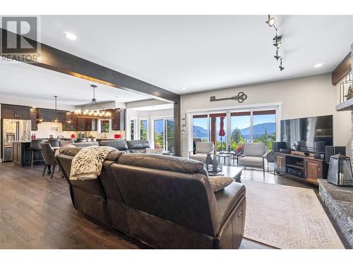 3901 60 Street Nw, Salmon Arm, BC - Indoor Photo Showing Living Room