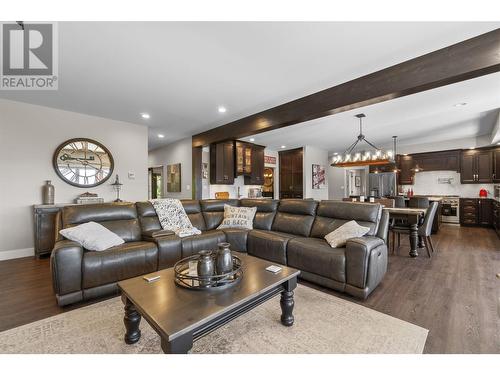 3901 60 Street Nw, Salmon Arm, BC - Indoor Photo Showing Living Room