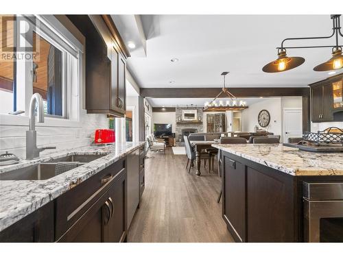 3901 60 Street Nw, Salmon Arm, BC - Indoor Photo Showing Kitchen With Double Sink With Upgraded Kitchen