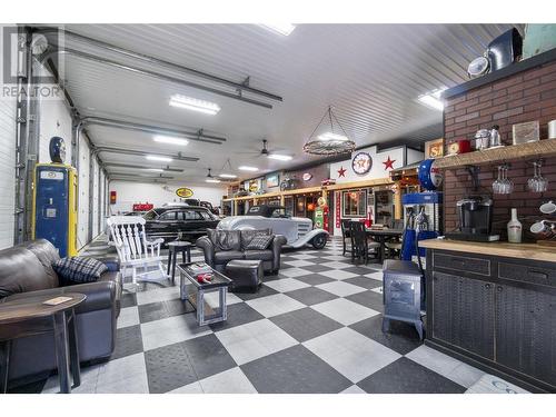 3901 60 Street Nw, Salmon Arm, BC - Indoor Photo Showing Garage