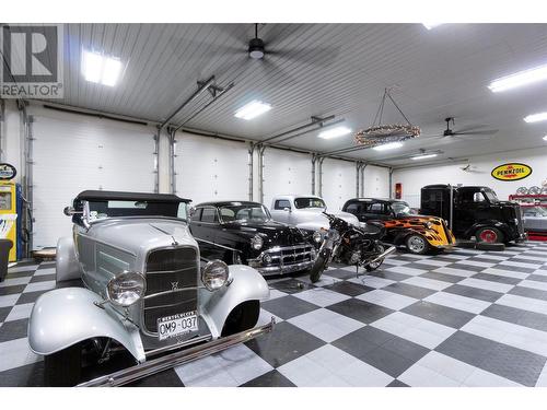 3901 60 Street Nw, Salmon Arm, BC - Indoor Photo Showing Garage