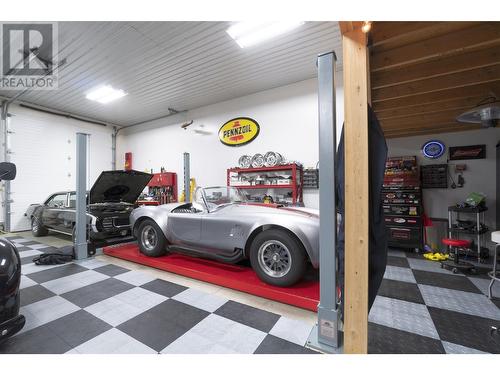 3901 60 Street Nw, Salmon Arm, BC - Indoor Photo Showing Garage