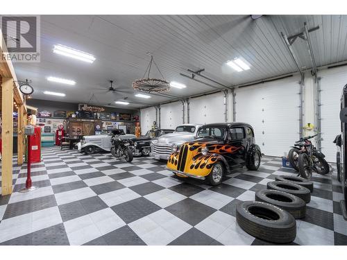 3901 60 Street Nw, Salmon Arm, BC - Indoor Photo Showing Garage