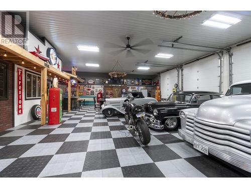 3901 60 Street Nw, Salmon Arm, BC - Indoor Photo Showing Garage