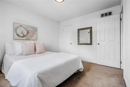 5228 Garland Crescent, Burlington, ON - Indoor Photo Showing Bedroom