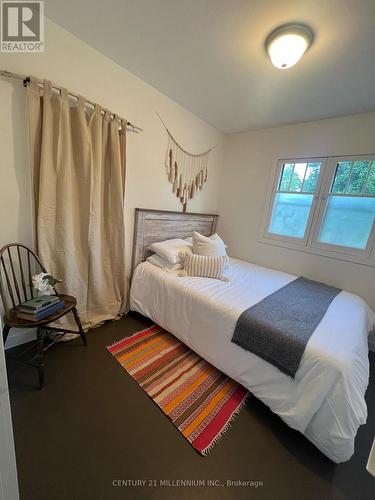 21 72Nd Street N, Wasaga Beach, ON - Indoor Photo Showing Bedroom