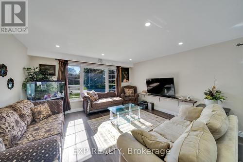 3 Burk Court, Clarington, ON - Indoor Photo Showing Living Room