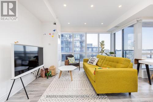 610 - 9090 Yonge Street, Richmond Hill, ON - Indoor Photo Showing Living Room