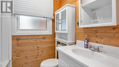 1312 Torquay Drive, Kingsville, ON - Indoor Photo Showing Bathroom