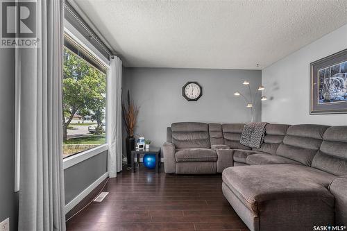 122 Douglas Crescent, Saskatoon, SK - Indoor Photo Showing Living Room