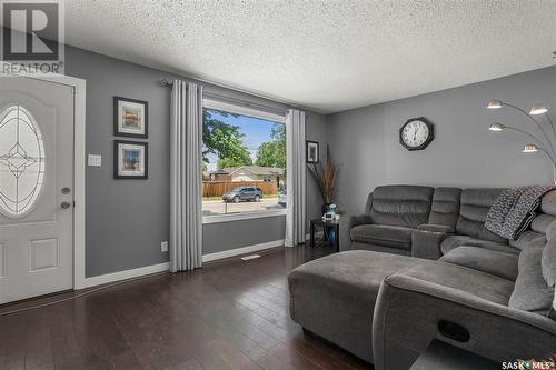 122 Douglas Crescent, Saskatoon, SK - Indoor Photo Showing Living Room
