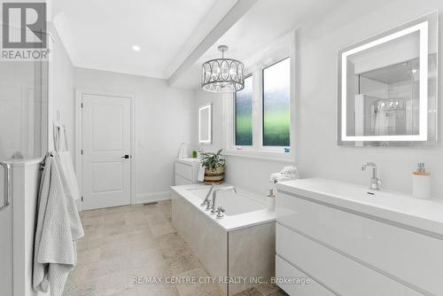 20 Eastwood Avenue N, Oshawa (Samac), ON - Indoor Photo Showing Bathroom