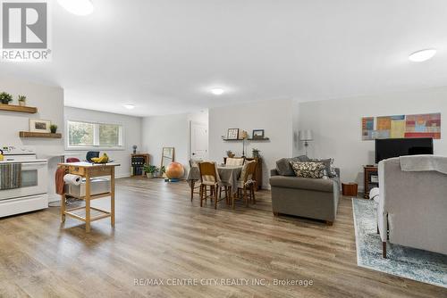 20 Eastwood Avenue N, Oshawa (Samac), ON - Indoor Photo Showing Living Room