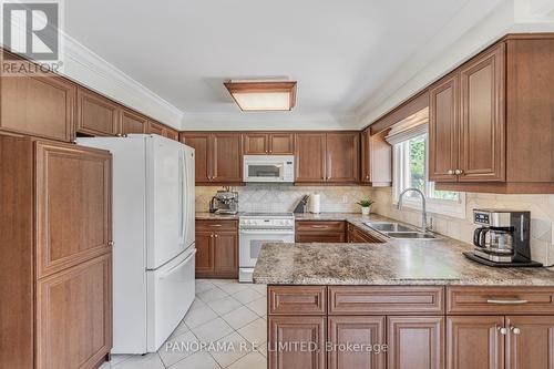 2399 Frayne Court, Mississauga, ON - Indoor Photo Showing Kitchen With Double Sink
