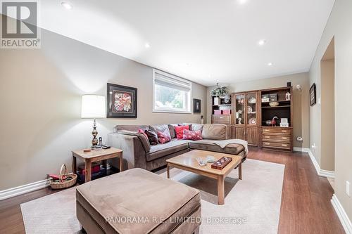 2399 Frayne Court, Mississauga, ON - Indoor Photo Showing Living Room