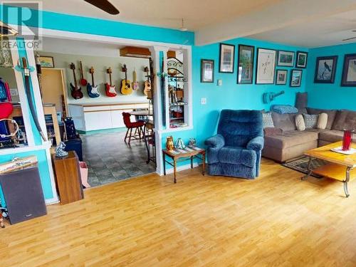 7013 Cranberry Street, Powell River, BC - Indoor Photo Showing Living Room