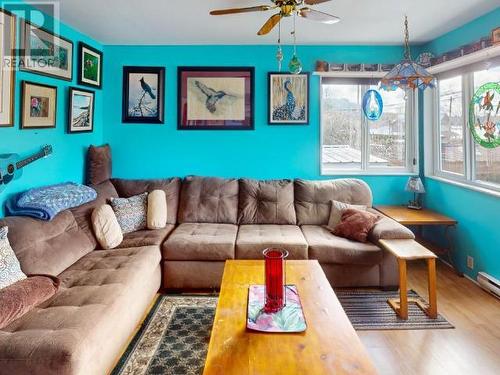 7013 Cranberry Street, Powell River, BC - Indoor Photo Showing Living Room