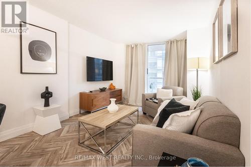 302 - 330 Adelaide Street E, Toronto, ON - Indoor Photo Showing Living Room